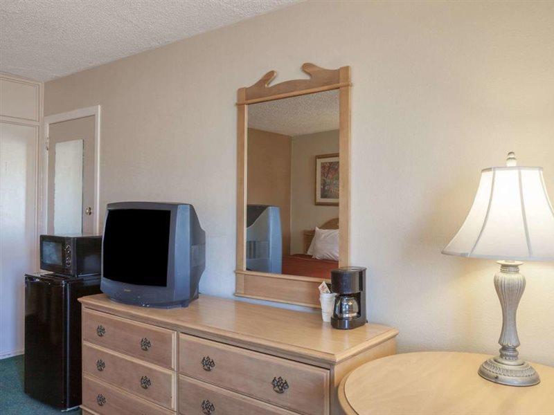 Howard Johnson By Wyndham Bakersfield Buitenkant foto