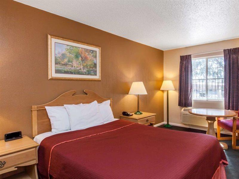 Howard Johnson By Wyndham Bakersfield Buitenkant foto