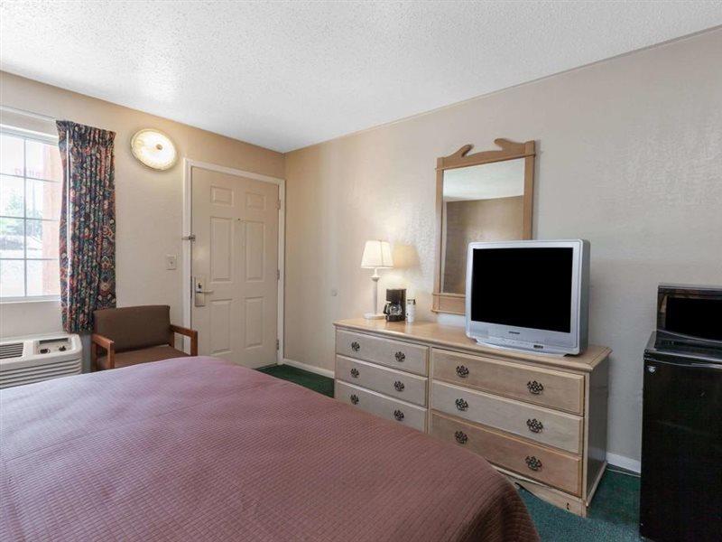 Howard Johnson By Wyndham Bakersfield Buitenkant foto