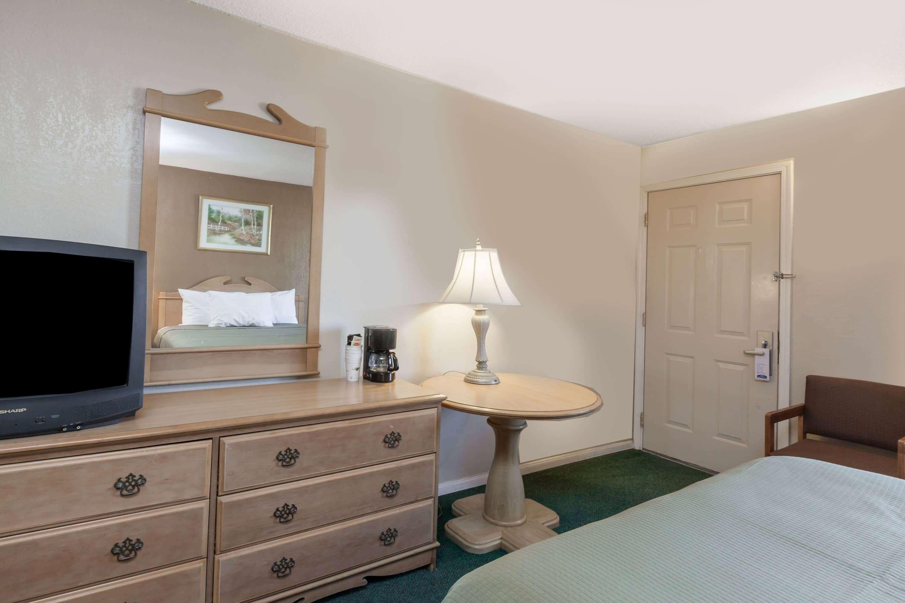 Howard Johnson By Wyndham Bakersfield Buitenkant foto