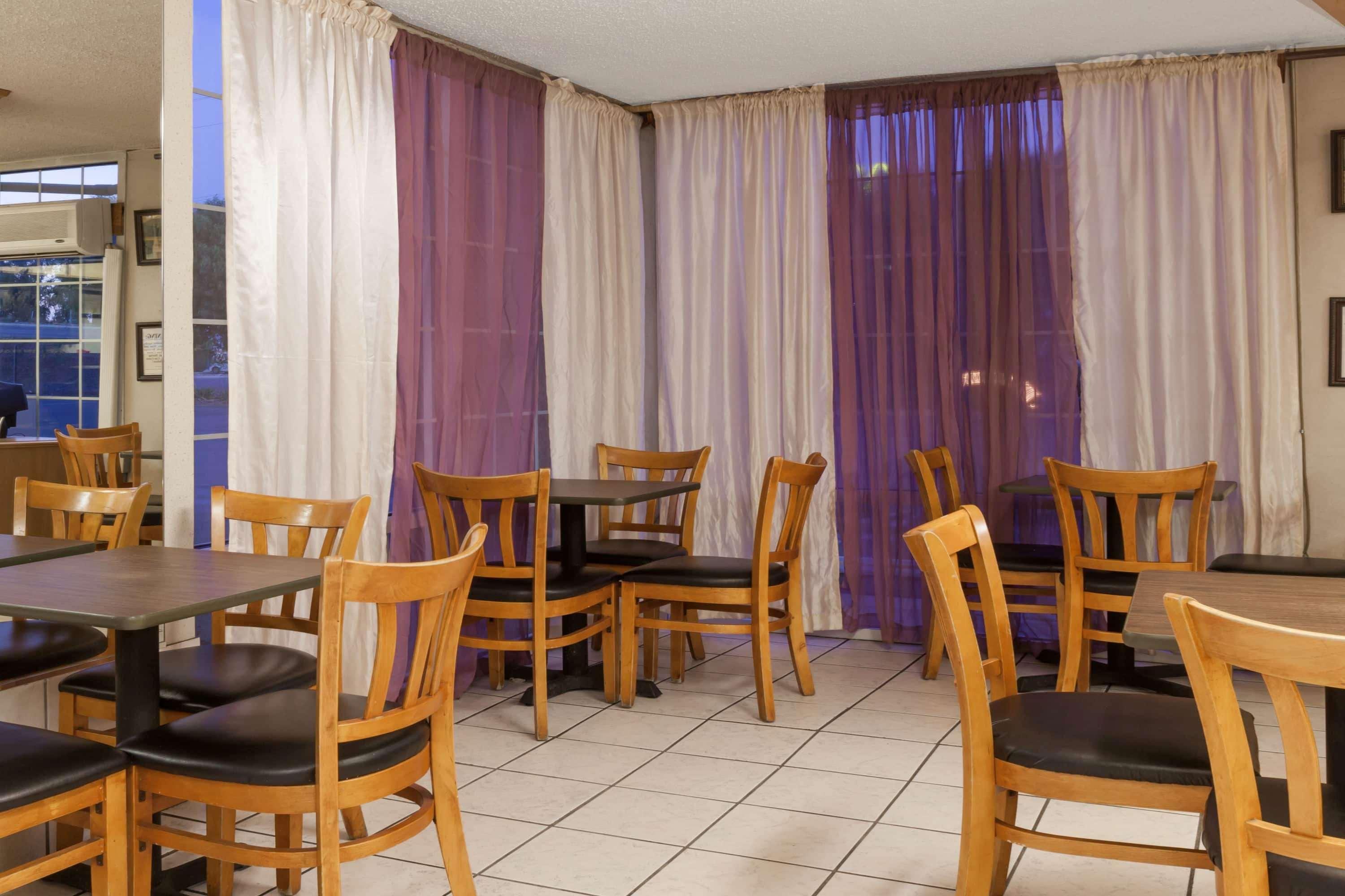 Howard Johnson By Wyndham Bakersfield Buitenkant foto